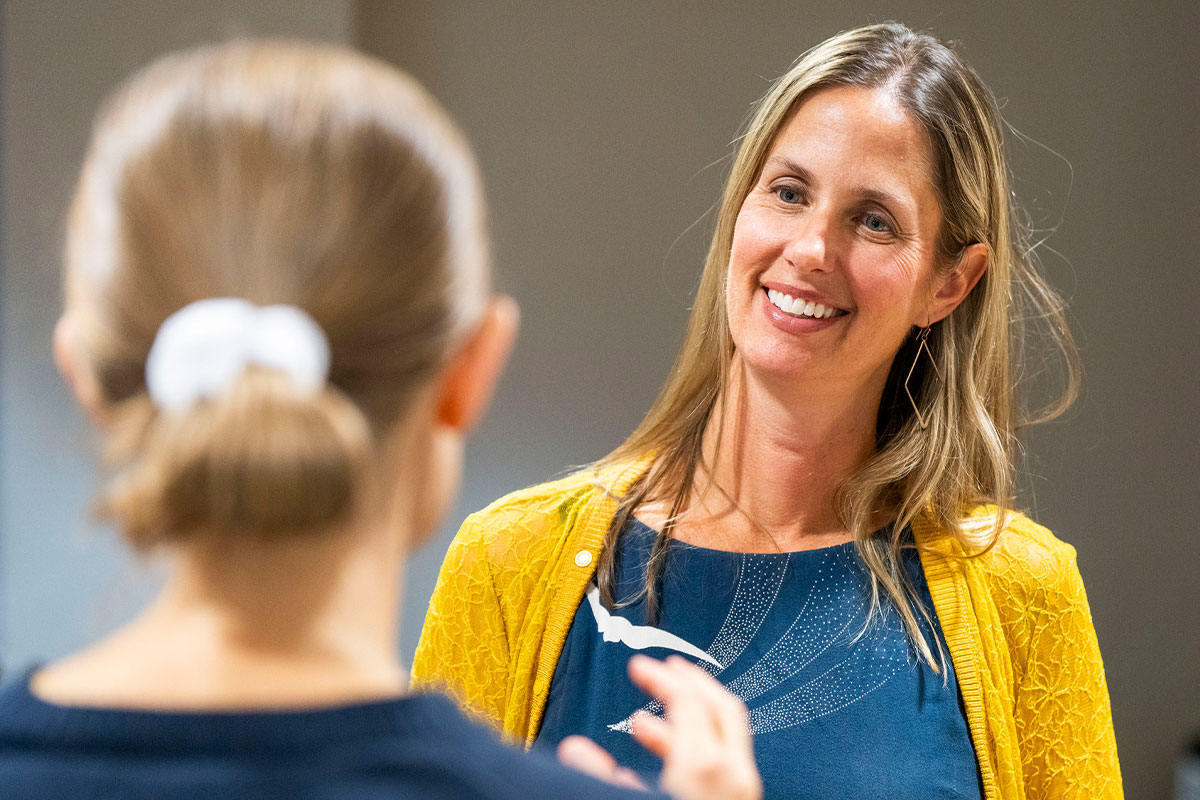 student chats with an instructor